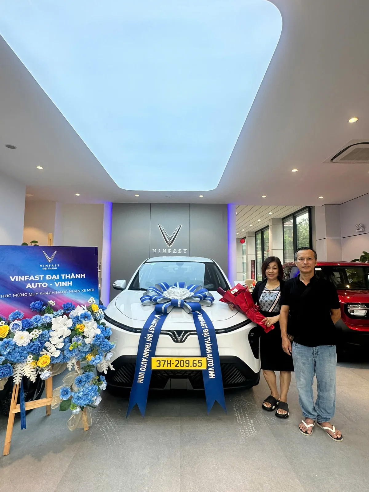 Khách hàng nhận xe VinFast